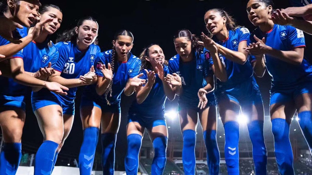 Team Puerto Rico huddle